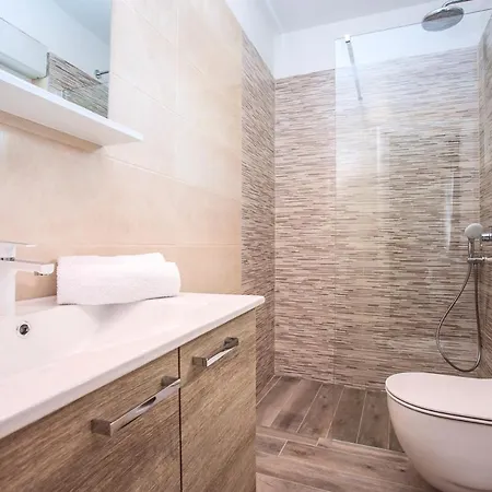 Kastel Sucurac Sleeps 10 With Pool Air Con And Wifi * Kaštela