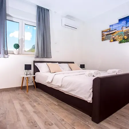 Kastel Sucurac Sleeps 10 With Pool Air Con And Wifi Kaštela