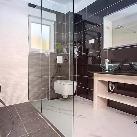 Kastel Sucurac Sleeps 10 With Pool Air Con And Wifi Willa