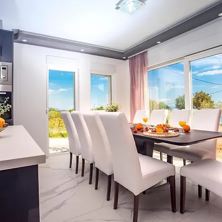 Willa Kastel Sucurac Sleeps 10 With Pool Air Con And Wifi *