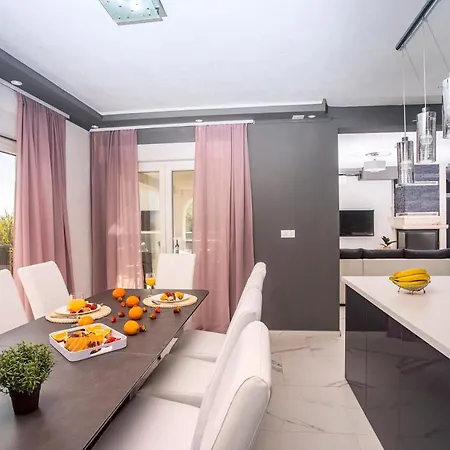 Kastel Sucurac Sleeps 10 With Pool Air Con And Wifi Willa Kaštela