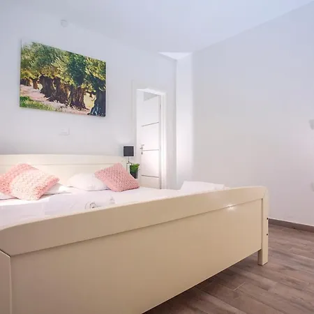 Kastel Sucurac Sleeps 10 With Pool Air Con And Wifi Willa *